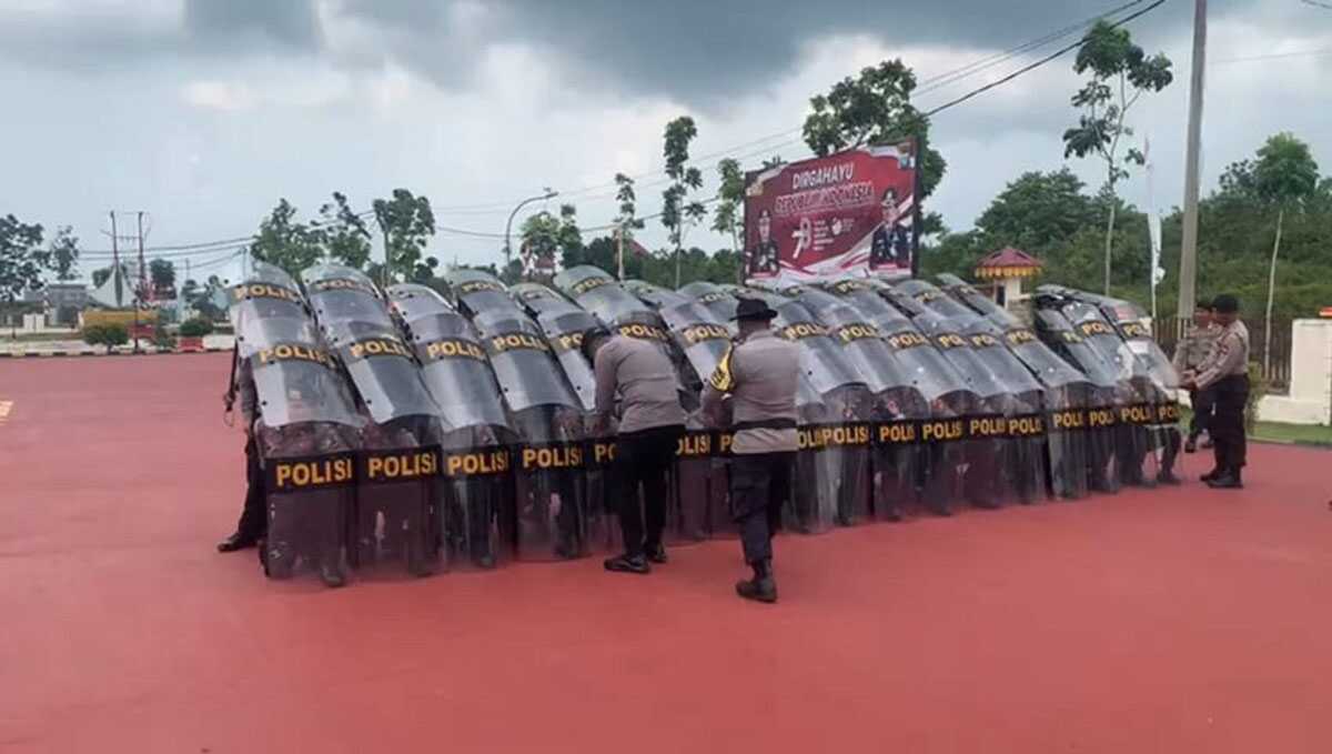 Sejumlah personel Polres Bintan yang dikirim untuk membantu pengamanan demonstrasi di Kantor Gubernur Kepulauan Riau, Kamis (31/8/2023). (Dok. Humas Polres Bintan)