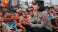 polsek meral bagi-bagi buku Kapolsek Meral AKP Kumala Enggar Anjarani membaru bersama anak-anak nelayan daerah pesisir Sei Pasir, Kecamatan Meral untuk membagikan buku secara gratis, Jumat (8/9/2023). (Dok. Humas Polres Karimun)
