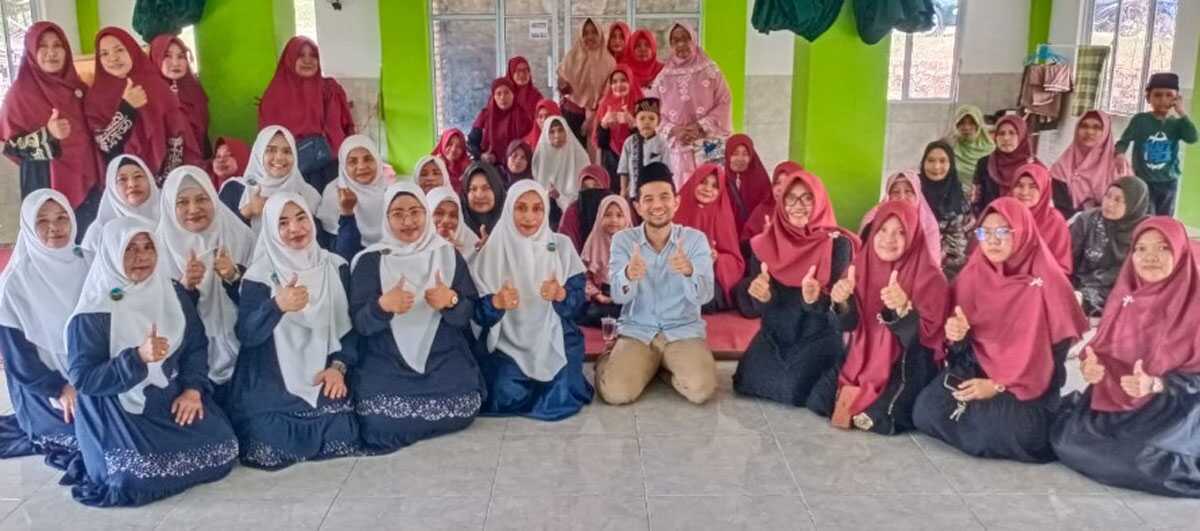 Psikolog Kepri Irfan Aulia berfoto bersama ibu-ibu majelis taklim di Bintan dan Tanjungpinang kemarin, Sabtu (16/09/2023). (kepri.siberindo.co)