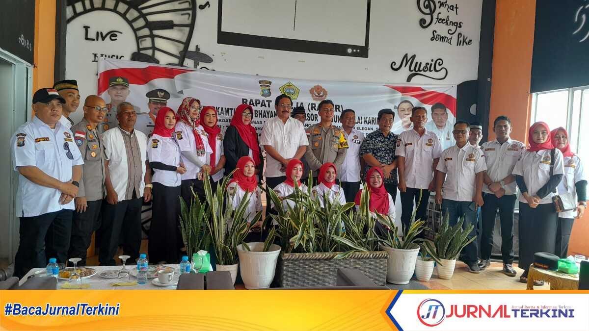 raker pokdarkamtibmas Karimun Jajaran pengurus Pokdarkambtimas Resor Bhayangkara Tanjung Balai Karimun berfoto bersama Wakapolres Karimun Kompol Herie Pramono, mantan Gubernur Kepri Nurdin Basirun dan penjabat lainnya usai pembukaan raker di Hall B Coastal Area, Tanjung Balai Karimun, Sabtu (16/9/2023). (JurnalTerkini.id/Rusdi)
