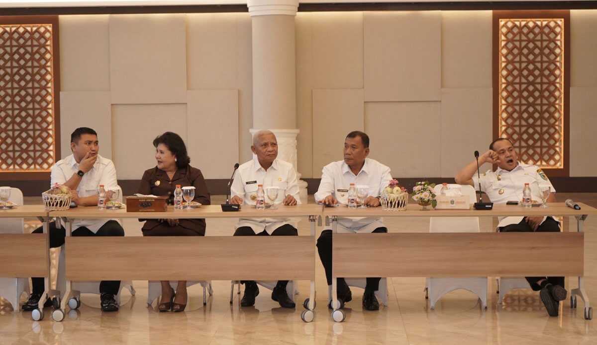 rakor bupati se-sumatera utara Bupati Asahan H. Surya (tengah) menghadiri rapat koordinasi bupati/walikota se-Sumatera Utara bersama Pejabat Gubernur Sumatera Utara Hassanudin, dalam rangka hari pertama kerja sebagai Pj Gubsu di Aula Raja Inal Siregar, Kantor Gubernur, Medan, Rabu (06/09/2023). (dok Diskominfo Asahan)
