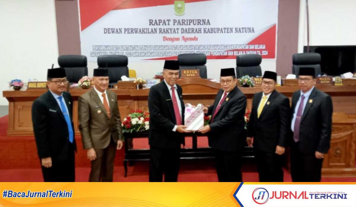 rapat paripurna apbd natuna2 Penyerahan dokumen pendukung Nota Keuangan tahun 2023 dan 2024 oleh Bupati Natuna ke Ketua DPRD Kabupaten Natuna. (Dokumentasi pribadi)