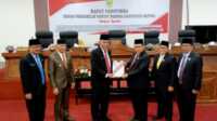 rapat paripurna apbd natuna2 Penyerahan dokumen pendukung Nota Keuangan tahun 2023 dan 2024 oleh Bupati Natuna ke Ketua DPRD Kabupaten Natuna. (Dokumentasi pribadi)