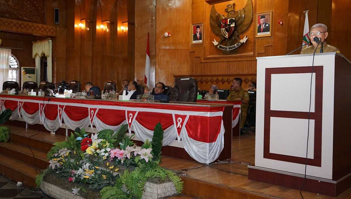 rapat paripurna dprd asahan-1 Bupati Asahan H Surya memberikan tanggapan atas pendapat akhir fraksi-fraksi terhadap Ranperda Perubahan ABPD 2023 dalam rapat paripurna di Gedung DPRD Asahan, Selasa (26/9/2023). (Dok. Diskominfo Asahan)