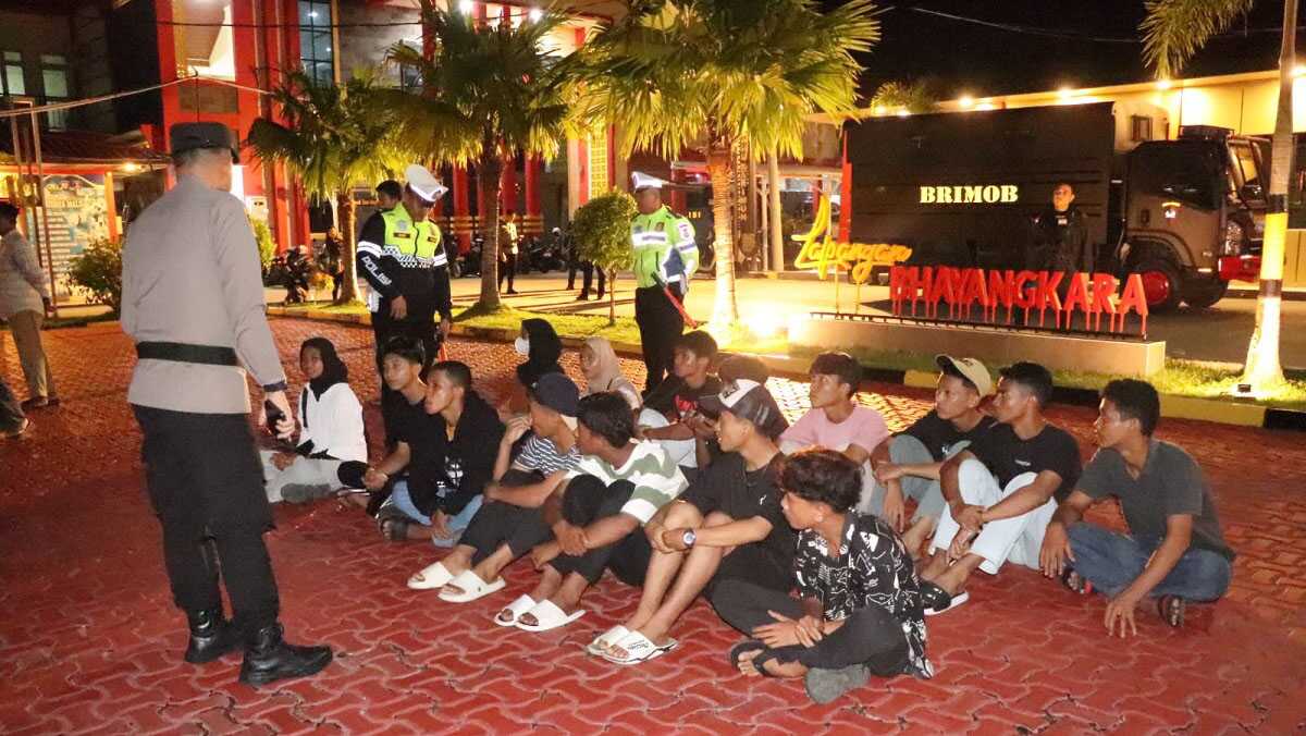 15 remaja yang diamankan mendapatkan pengarahan dari personel Polres Karimun usai terjaring dalam dalam razia pamungkas di depan Hotel 21, Coastal Area Tanjung Balai Karimun, Minggu (10/9/2023) dinihari. (Dok. Humas Pores Karimun)