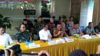 rempang Gubernur Kepri Ansar Ahmad bersama Forkopimda, Kepala BP Batam dan pejabat lainnya menggelar konferensi pers di Graha Kepri, Kota Batam, Rabu (12/9/2023) terkait demonstrasi penolakan relokasi warga Rempang. (Dok. Diskominfo Kepri)