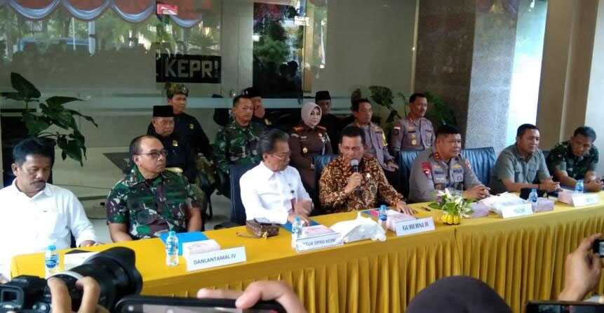 rempang Gubernur Kepri Ansar Ahmad bersama Forkopimda, Kepala BP Batam dan pejabat lainnya menggelar konferensi pers di Graha Kepri, Kota Batam, Rabu (12/9/2023) terkait demonstrasi penolakan relokasi warga Rempang. (Dok. Diskominfo Kepri)