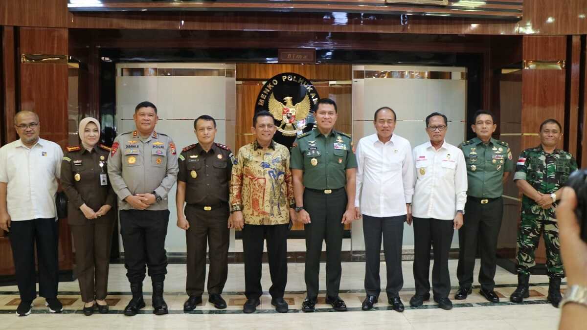 rencana pengembangan Pulau Rempang Gubernur Kepri Ansar Ahmad, berfoto bersama, usai menghadiri rapat koordinasi yang diselenggarakan Kementerian Koordinasi Bidang Politik Hukum dan Ham (Kemenko Polhukam) di Jakarta, Senin (14/8/2023). (Foto: Kominfo Kepri)