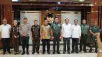 rencana pengembangan Pulau Rempang Gubernur Kepri Ansar Ahmad, berfoto bersama, usai menghadiri rapat koordinasi yang diselenggarakan Kementerian Koordinasi Bidang Politik Hukum dan Ham (Kemenko Polhukam) di Jakarta, Senin (14/8/2023). (Foto: Kominfo Kepri)