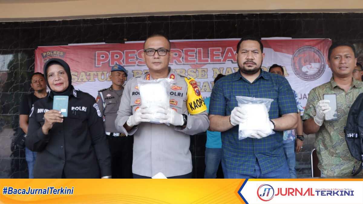 sabu 2 kilogram di Asahan Kapolres Asahan AKBP Rocky H Marpaung didampingi Kasat Narkoba AKP Marvel Ansanay memberikan keterangan pers terkait pengungkapan 2 kilogram sabu di Mapolres Asahan, Jumat (15/9/2023). (dok. Humas Polres Asahan)