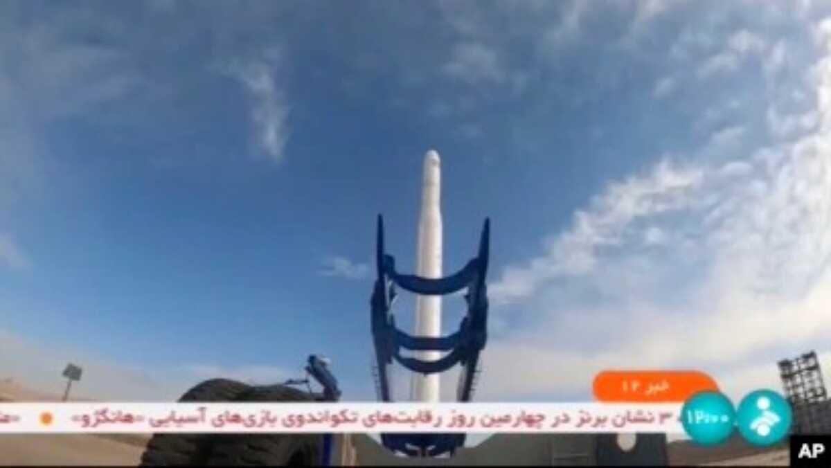 Gambar yang diambil dari video yang ditayangkan oleh televisi pemerintah Iran, Rabu, 27 September 2023, menunjukkan apa yang dikatakan Menteri Komunikasi Iran Isa Zarepour sebagai satelit Noor-3 yang diluncurkan dari lokasi yang dirahasiakan, di Iran. (IRIB via AP)