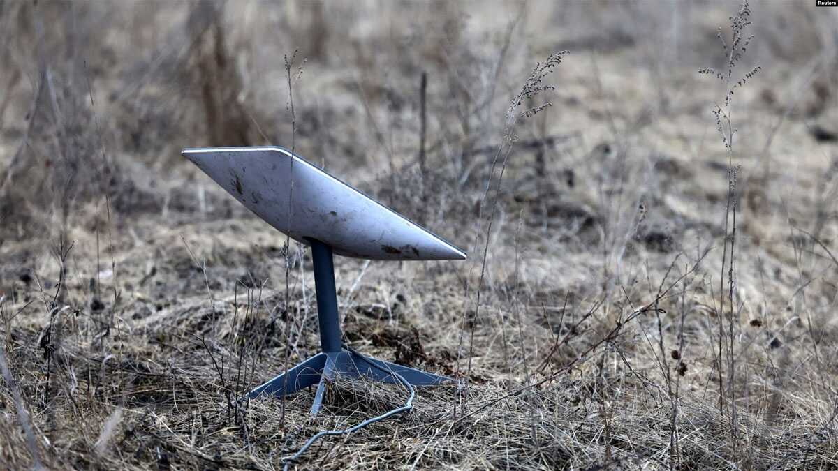 Sebuah satelit Starlink dipasang di dekat Kota Bakhmut di garis depan di tengah serangan Rusia terhadap Ukraina, di wilayah Donetsk, Ukraina, 8 Maret 2023. (Foto: Lisi Niesner/Reuters)