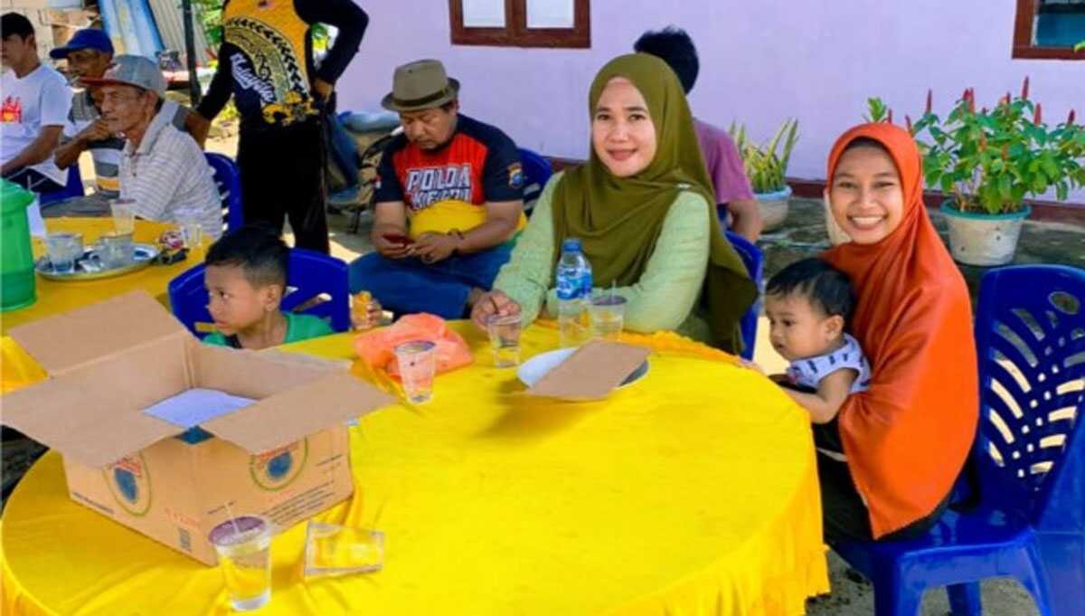 Cinthiara Yunisa didaulat sebagai dewan juri lomba karaoke di Kelurahan Baran Barat, Gang Bunga Rampai, Meral bersama perangkat RT/RW dan tokoh masyarakat. Kegiatan tersebut diselanggarakan dua hari pada 26-27 Agustus 2023. (kepri.siberindo.co)