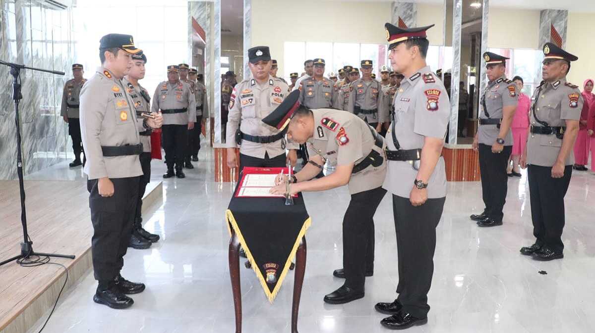 Upacara serah terima jabatan Kasat Polairud dan Kapolsek KKP Polres Karimun di Mapolres Karimun, Selasa (19/9/2023). (dok. Humas Polres Karimun)