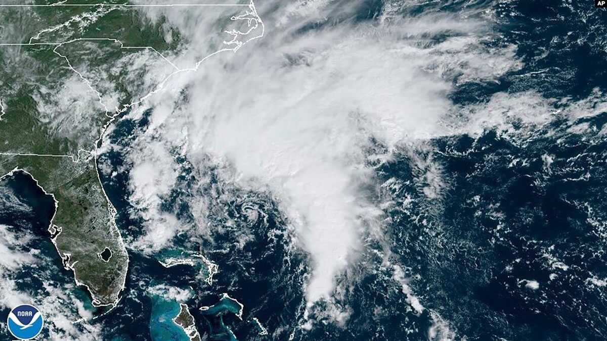 Citra satelit yang disediakan oleh National Oceanic and Atmospheric Administration menunjukkan potensi siklon tropis terbentuk di lepas pantai tenggara Amerika Serikat di Samudera Atlantik, Kamis, 21 September 2023. (NOAA via AP)