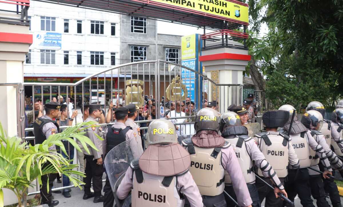Simulasi Sistem Pengamanan Mako yang digelar Polres Karimun untuk mengantisipasi aksi unjuk rasa, penyerangan maupun perusakan oleh massa di Mapolres Karimun, Kamis (7/9/2023). (Dok. Humas Polres Karimun)