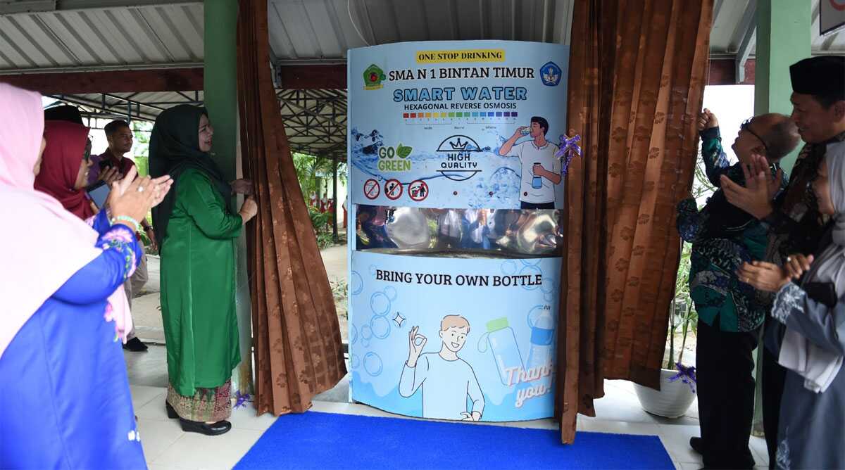 Ketua TP-PKK Provinsi Kepulauan Riau, Hj. Dewi Kumalasari Ansar meresmikan program Air Minum Sehat dan Berkualitas ini SMAN 1 Bintan Timur, Jumat (29/9/2023). (Dok Diskominfo Kepri)