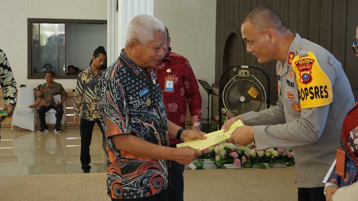 Bupati Asahan menyerahkan SK Bapak Asuh Anak kepada Kapolres Asahan di sela peluncuran dan sosialisasi Program Bapak Asuh Anak Stunting (BAAS) di lingkungan Pemerintah Kabupaten Asahan 2023, Kamis (14/09/2023). (dokumentasi pribadi)