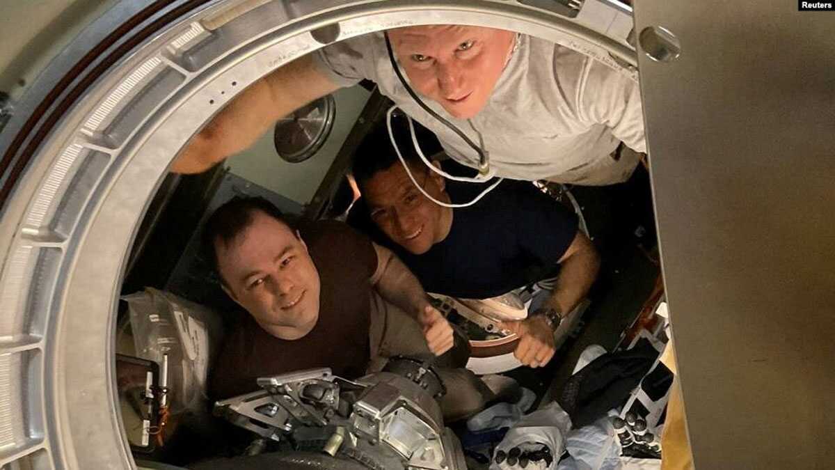stasiun luar angkasa Awak ISS (kosmonot Roscosmos Sergey Prokopyev, Dmitry Petelin dan astronot NASA Frank Rubio), berfoto sebelum melepaskan kapsul ruang angkasa Soyuz MS-23, saat meninggalkan Stasiun Luar Angkasa Internasional, 27 September 2023. (Konstantin Borisov/Roscosmos/Handout via REUTERS)