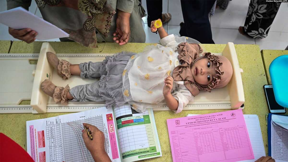Seorang balita sedang diukur tinggi badannya dalam pemeriksaan bulanan di sebuah posyandu di Banda Aceh, 10 Agustus 2023. (Foto: Chaideer Mahyuddin/AFP)