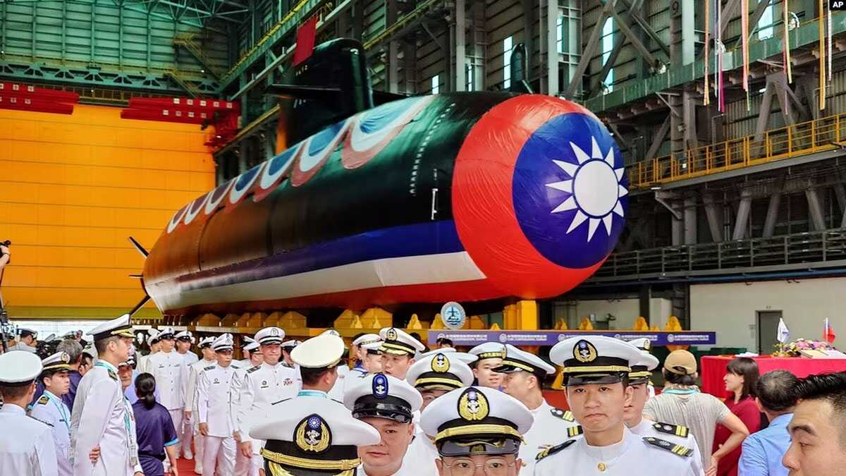 Pasukan Angkatan Laut Taiwan berkumpul di dekat kapal selam domestik pertama negara tersebut dalam upacara peluncuran di Kaohsiung, Taiwan, pada 28 September 2023. (Foto: AP/Chiang Ying-ying)