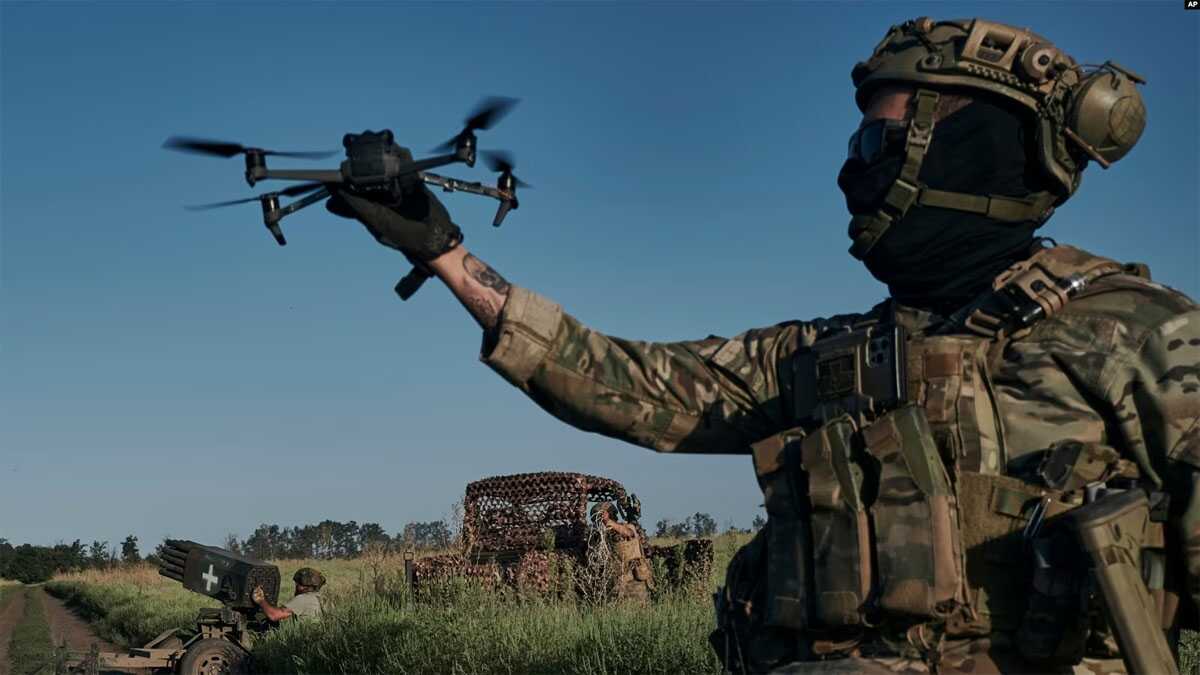 Seorang tentara Ukraine menerbangkan sebuah drone di garis depan dekat Bakhmut, Ukraine, Minggu, 20 Agustus 2023. (Foto: Libkos/AP Photo)