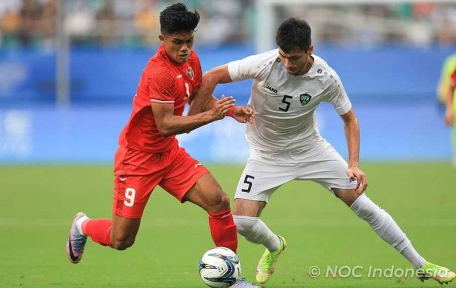 Pemain Timnas Indonesia U-24 Ramadan Sananta saat dihentikan pemain Uzbekistan. (NOC Indonesia)