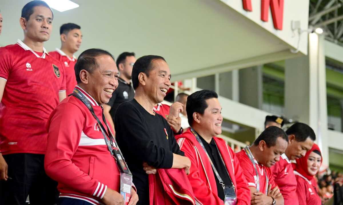 timnas indonesia piala afc-1 Para penonton bersorak saat Timnas U23 mencetak gol dalam pertandingan melawan Turkmenistan di stadion Manahan, Solo (courtesy: Setpres RI).