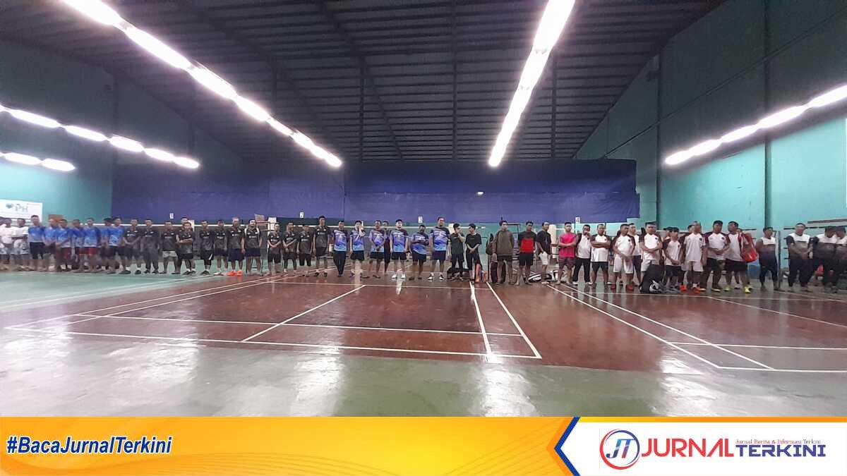 turnamen Bulutangkis di Karimun 1 12 klub bertanding dalam turnamen bulutangkis beregu yang digelar Persatuan Bulutangkis (PB) Tunas Muda di Gedung Olah Raga (GOR) Gajah Mada, Baran, Kecamatan Meral, Kabupaten Karimun mulai 25 sampai 30 September 2023. (JurnalTerkini.id/rusdi)