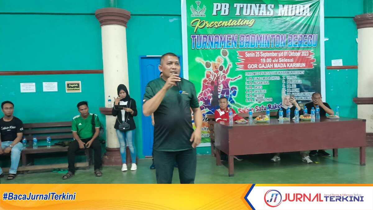 Anggota DPRD Kepri dapil Karimun Rocky Marciano Bawole membuka turnamen bulutangkis PB Tunas Muda di GOR Gajah Mada, Baran, Kecamatan Meral, Kabupaten Karimun, Seninn (25/9/2023). (JurnalTerkini.id/Rusdi)