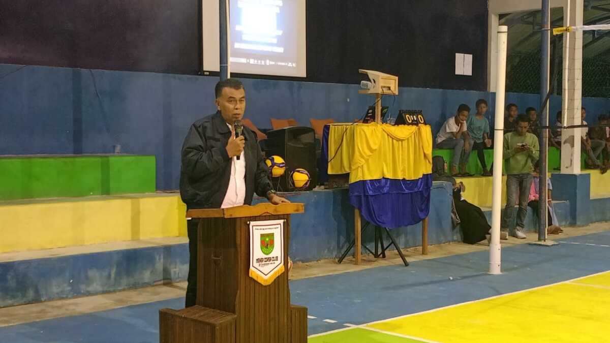 Bupati Natuna, Wan Siswandi saat memberikan kata sambutan pada acara Open Turnament Volly Ball HUT MVC 2023 di Desa Kampung Hilir, Jumat (15/09/2023). (Dokumentasi pribadi)