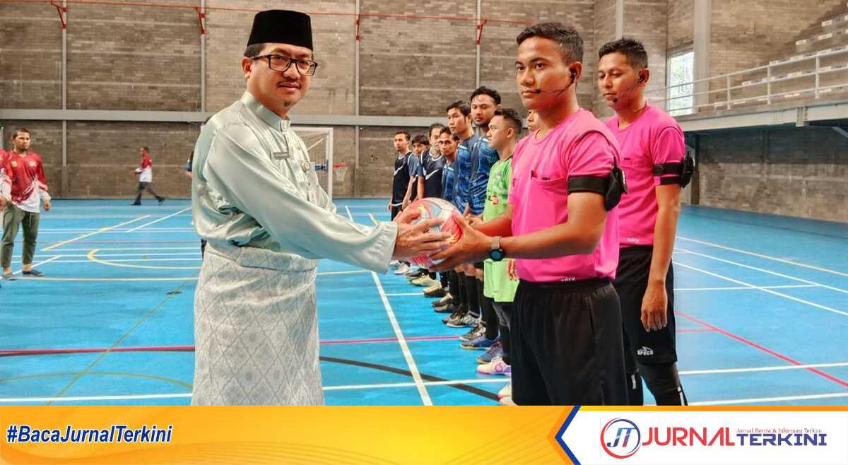 Sekda Natuna, Boy Wijanarko saat memberikan bola menandakan pembukaan Turnamen Futsal Piala Bupati Natuna Tahun 2023 di GOR Natuna, Jalan Air Mulung, Bandarsyah, Jumat (29/09). (Dokumentasi pribadi)
