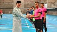 turnamen futsal natuna Sekda Natuna, Boy Wijanarko saat memberikan bola menandakan pembukaan Turnamen Futsal Piala Bupati Natuna Tahun 2023 di GOR Natuna, Jalan Air Mulung, Bandarsyah, Jumat (29/09). (Dokumentasi pribadi)