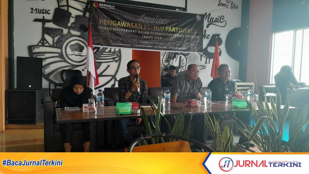 ki-ka: Anggota Bawaslu Karimun Nurul Izzaturahmi, Ketua Bawaslu Karimun, Muhammad Iskandar, perwakilan wartawan Fredy dan anggota Bawaslu Karimun Eko Purwandoko dalam acara sosialisasi pengawasan partisipatif untuk kalangan jurnalis di kafe Hall B, Coastal Area, Tanjung Balai Karimun, Senin (23/10/2023). (JurnalTerkini.id/jansen)