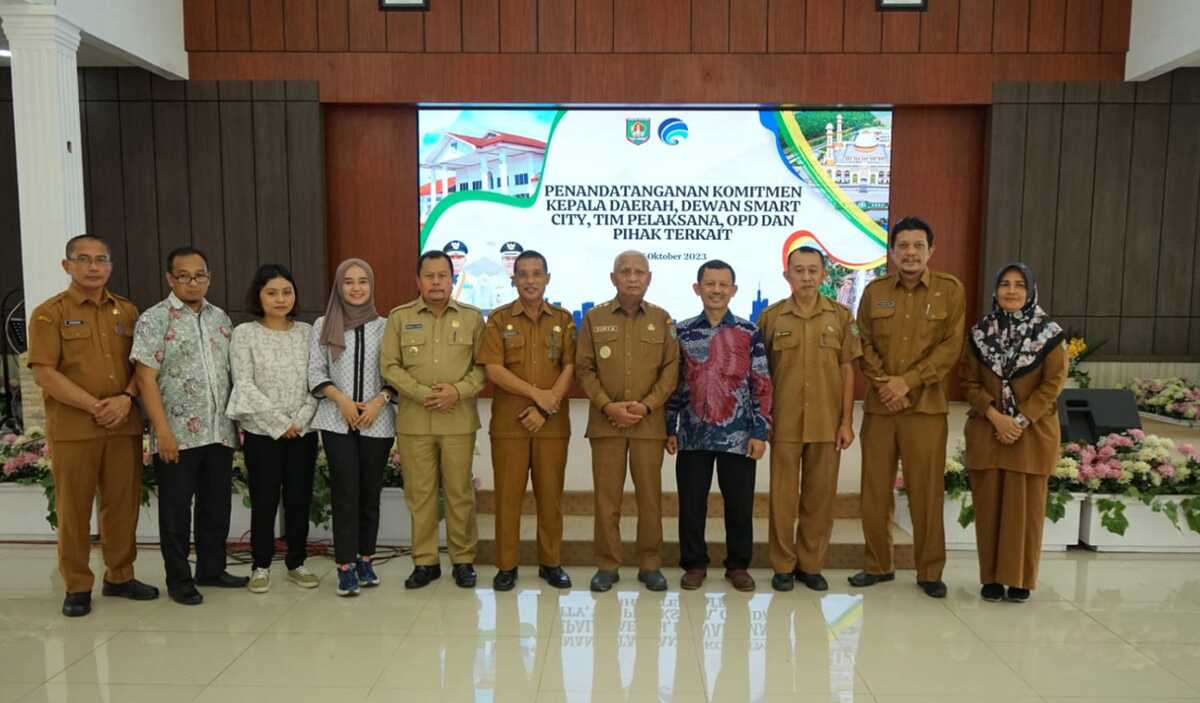 Bupati Asahan (5 kanan) bersama beberapa pejabat berfoto usai menutup bimbingan teknis penyusunan masterplan Kota Cerdas atau Smart City di pendopo rumah dinasnya, Selasa (17/10/2023). (Dok Diskominfo Asahan)