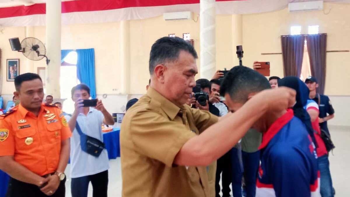 Bupati Natuna Wan Siswandi secara simbolis menyematkan tanda kepersertaan bagi 50 peserta pelatihan potensi SAR. (foto : diskominfona)