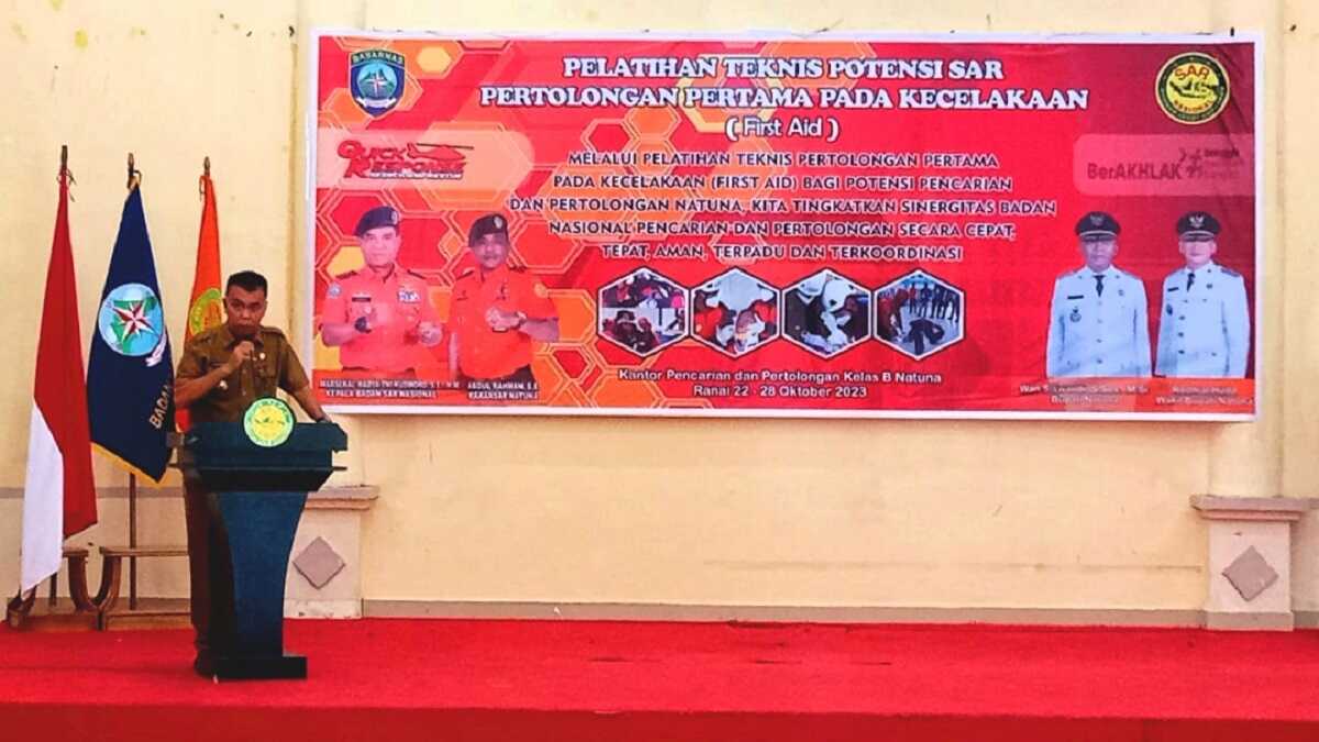 Bupati Natuna buka pelatihan potensi SAR Bupati Natuna, Wan Siswandi saat memberikan kata sambutan pada pembukaan pelatihan Potensi SAR teknik pertolongan pertama pada kecelakaan (First Aid). Senin, (23/10) di Gedung Sri Srindit Ranai. (foto : diskominfona)
