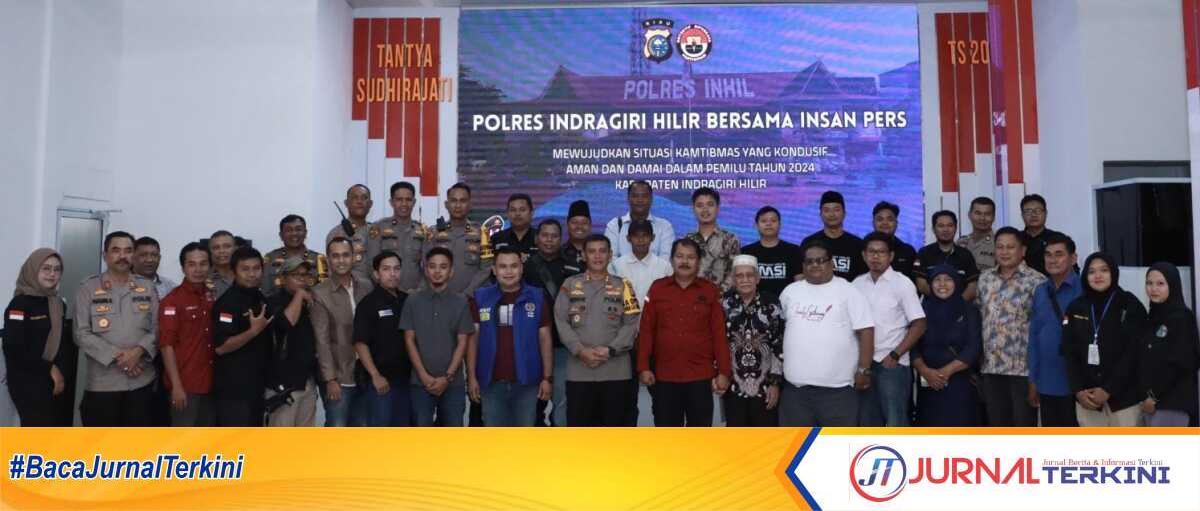 Coffee morning polres inhil-pers Kapolres Inhil AKBP Norhayat dan jajaran berfoto bersama insan pers usai coffee morning di Mapolres Inhil. Kamis (26/10/2023). (JurnalTerkini.id/abdullah)