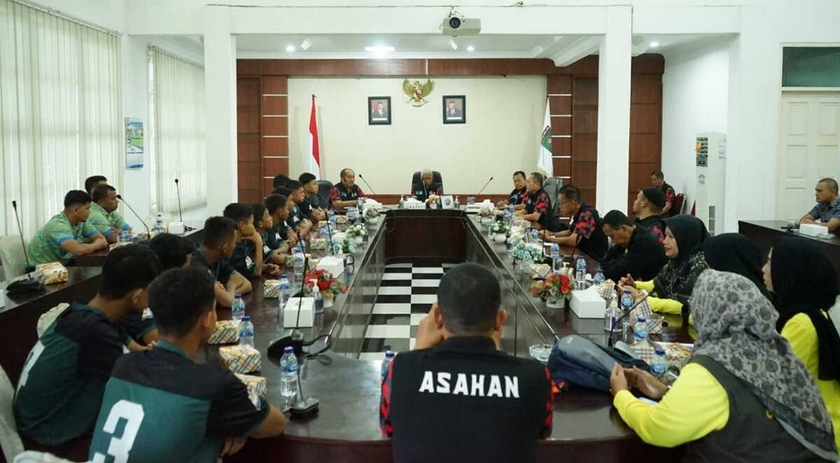 GSI asahan Bupati Asahan H. Surya bersama Wakil Bupati Taufik Zainal Abidin Siregar melepas Kesebelasan Gala Siswa Indonesia (GSI) tingkat SMP Kabupaten Asahan di Aula Mawar Kantor Bupati Asahan, Jumat (13/10/2023). (Dok Diskominfo Asahan)