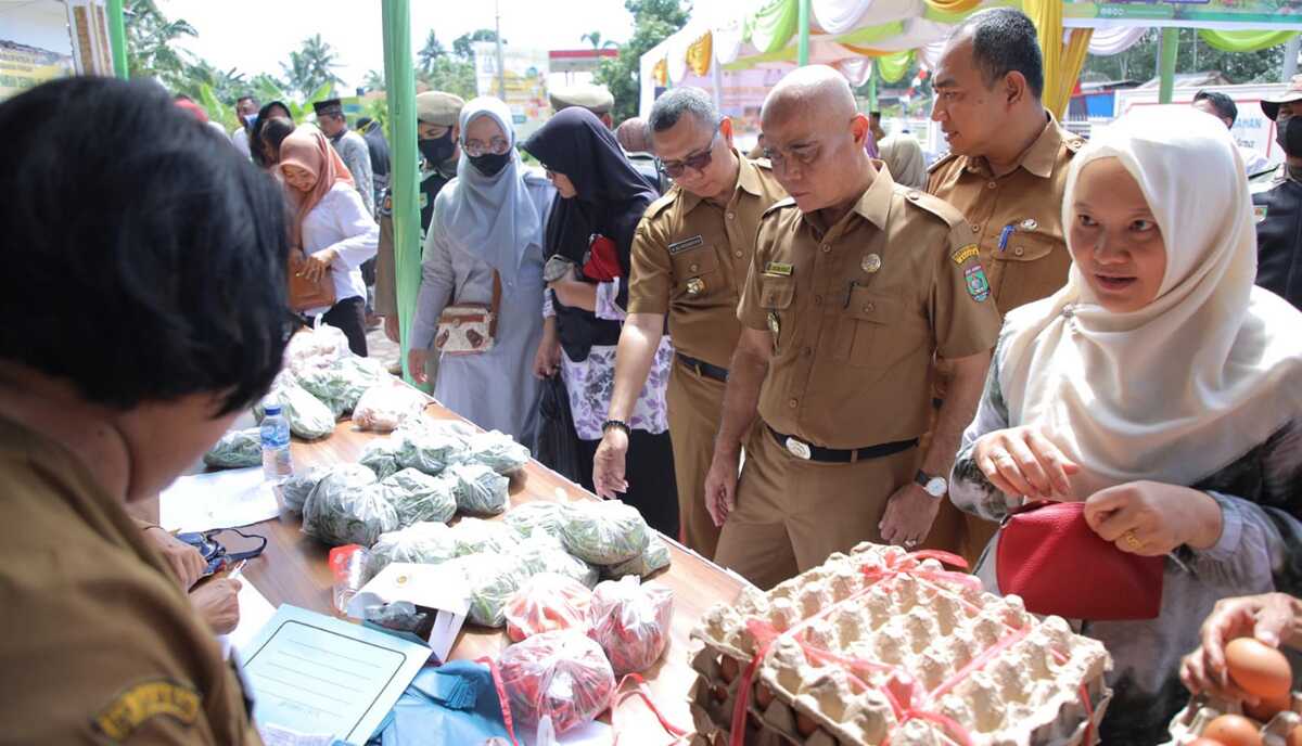 Asahan, JurnalTerkini.id - Dinas Ketahanan Pangan (Ketapang) Kabupaten Asahan, Senin (16/10/2023) menggelar Gerakan Pangan Murah (GPM) dalam rangka memperingati Hari Pangan Sedunia ke-45. (Dok. Diskominfo Asahan)
