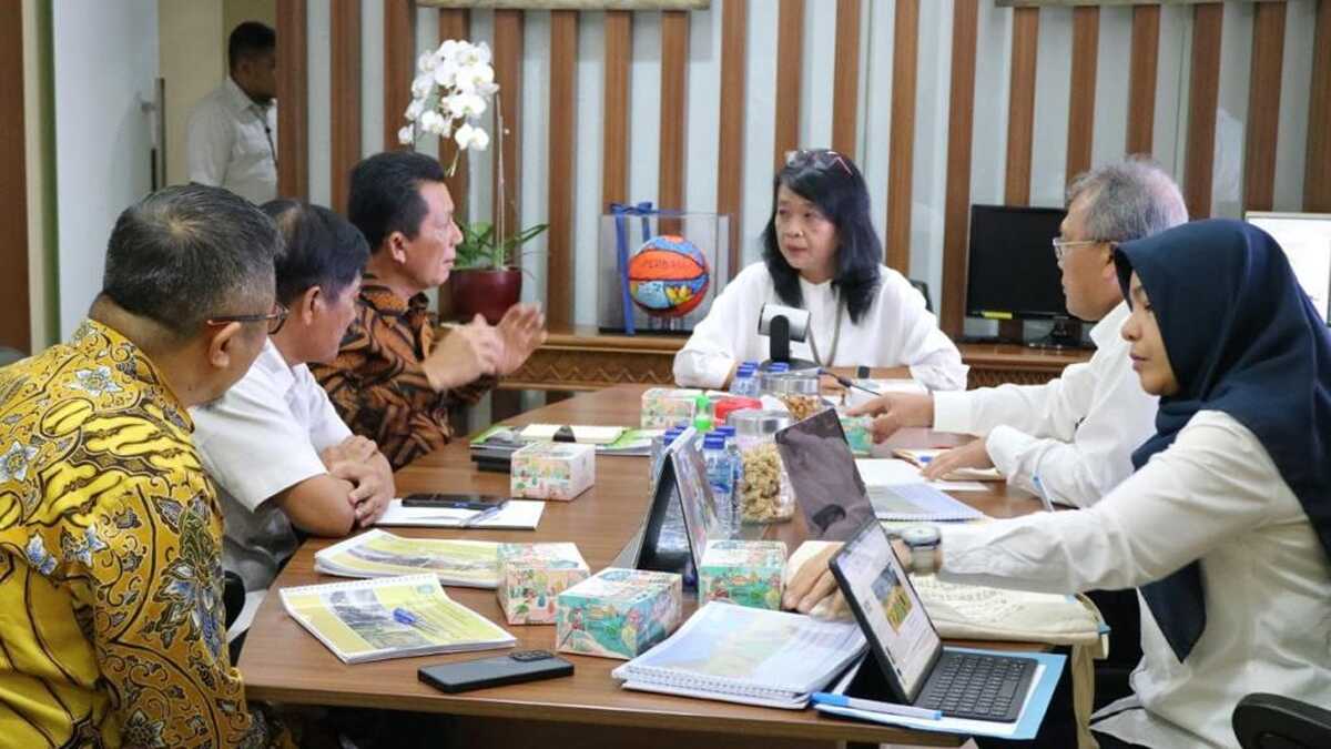 Gubernur Kepulauan Riau Ansar Ahmad menggelar pertemuan dengan Dirjen Cipta Karya Diana Kusumastuti dalam kunjungan ke Kementerian PUPR di Jakarta, Senin (16/10/2023). (Dok Diskominfo Kepri)