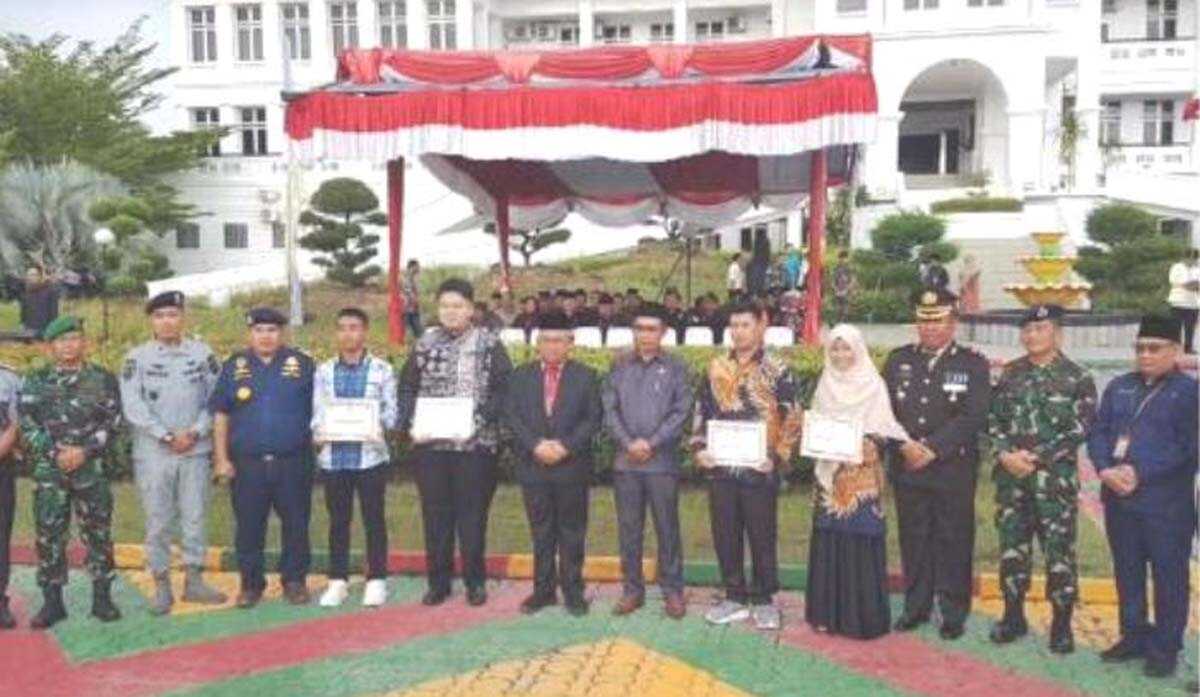 Sekda Karimun M Firmansyah bersaam FKPD dan sejumlah pejabat berfoto usai upacara peringatan Hari Sumpah Pemuda ke-95 di halaman Kantor Bupati Karimun, Sabtu (28/10/2023). (Dokumentasi pribadi)