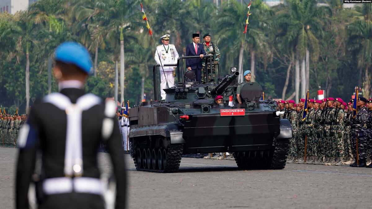 HUT TNI di Monas Presiden Joko Widodo didampingi Panglima TNI Yudo Margono berdiri di atas tank saat meninjau pasukan saat upacara HUT TNI ke-78 di kompleks Monumen Nasional (Monas) Jakarta, 5 Oktober 2023. (Foto: REUTERS/Willy Kurniawan )