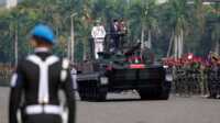HUT TNI di Monas Presiden Joko Widodo didampingi Panglima TNI Yudo Margono berdiri di atas tank saat meninjau pasukan saat upacara HUT TNI ke-78 di kompleks Monumen Nasional (Monas) Jakarta, 5 Oktober 2023. (Foto: REUTERS/Willy Kurniawan )