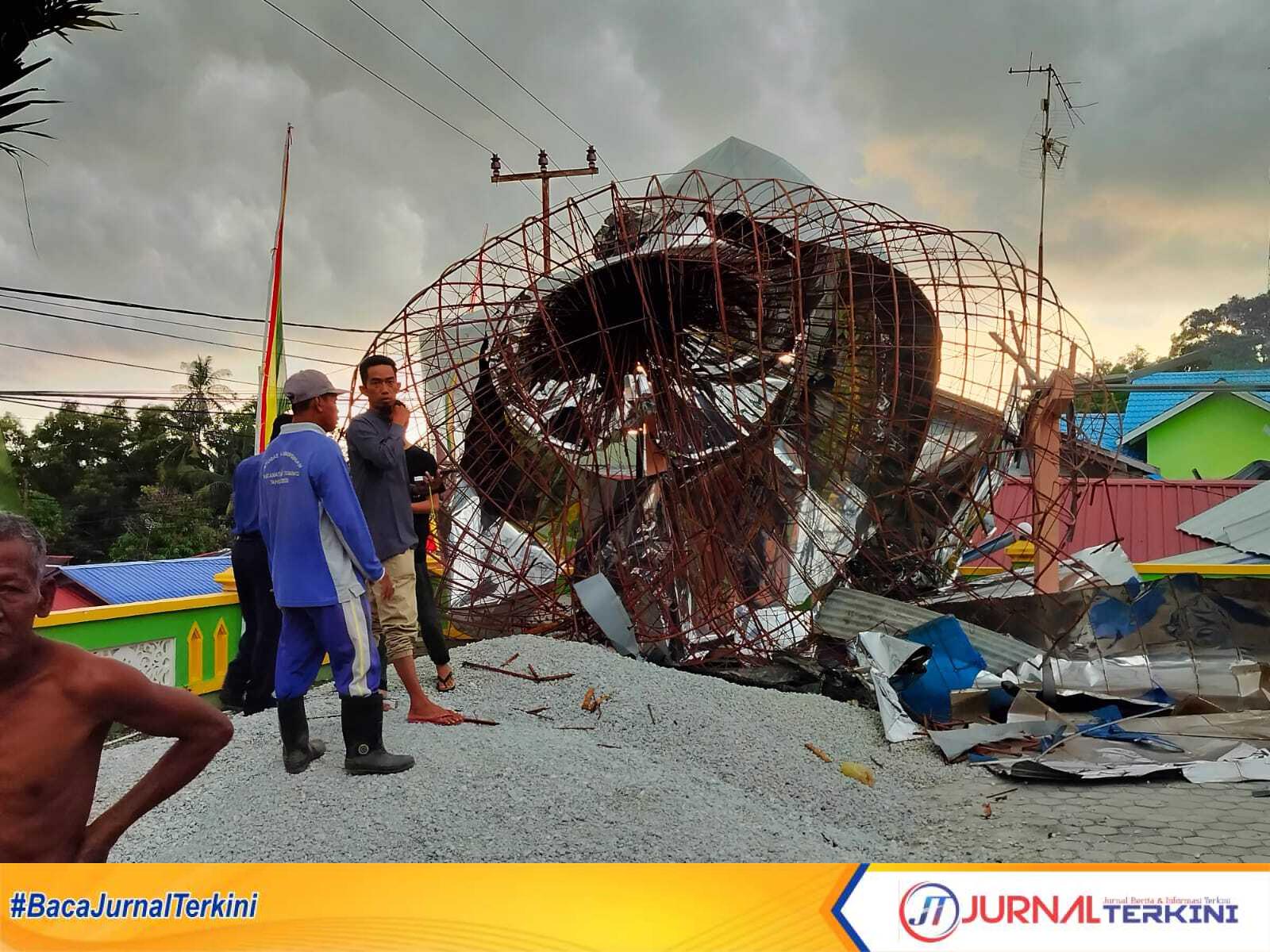 Kubah Masjid Al-Falah Teluk Uma, Kecamatan Tebing, Kabupaten Karimun, Kepulauan Riau ambruk diterjang puting beliung, Selasa (3/10/2023). (JurnalTerkini.id/yogi)
