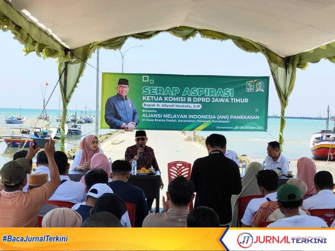IMG-20231025-WA0038 Ketua Komisi B DPRD Jawa Timur Aliyadi Mustofa, sapa kaum Nelayan melalui serap aspirasi di Tepi Laut Desa Branta Pesisir, Kec. Tlanakan Kab. Pamekasan (Dok. Fiki)