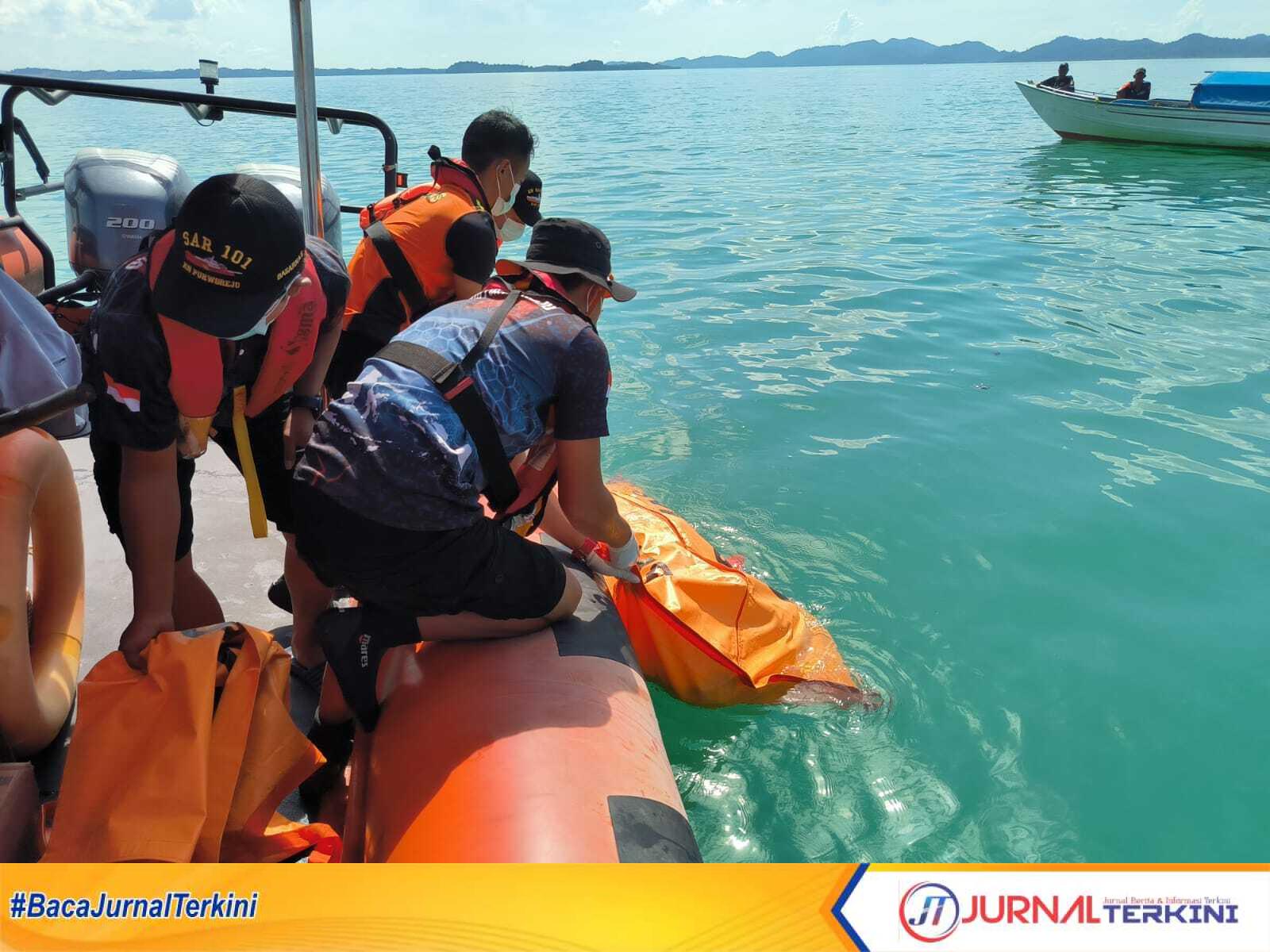 Tim SAR mengevakuasi jenazah nelayan Agusti yang mengapung di perairan Pulau Perasi Kecil Kecamatan Moro, Kabupaten Karimun, Minggu (29/10/2023). (Dokumentasi pribadi)