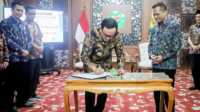 Bupati Pamekasaan saat menandatangani MoU dengan Kampus UTM Bangkalan (Dok. Fiki)
