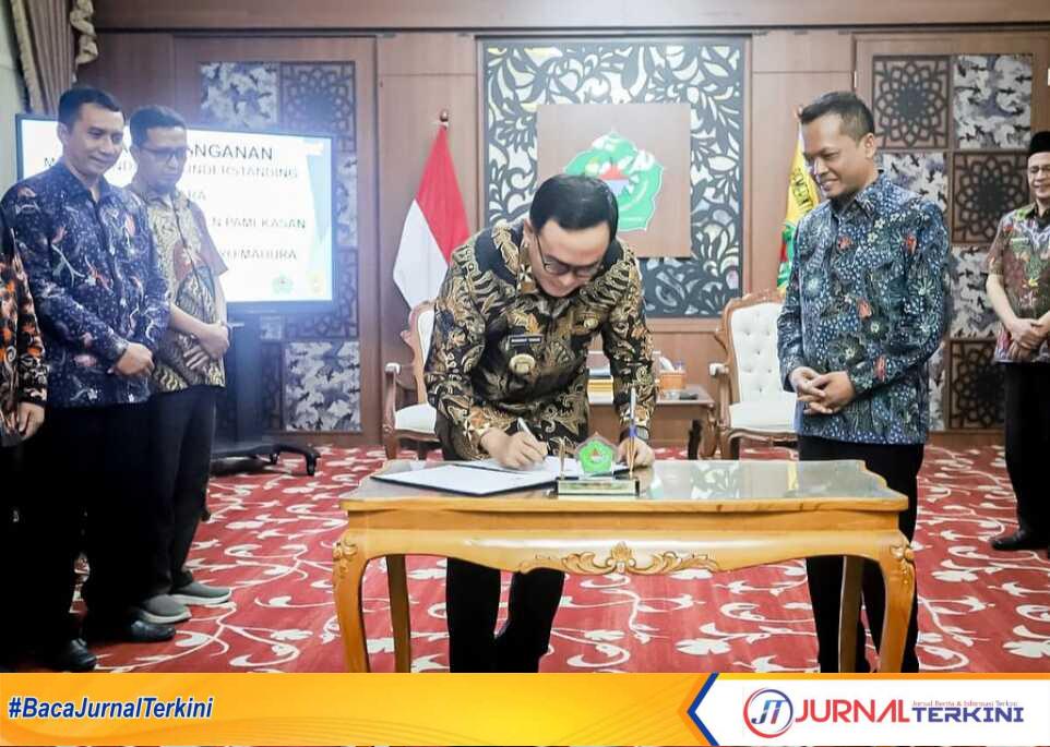 Bupati Pamekasan dan Rektor UTM Bangkalan Bupati Pamekasaan saat menandatangani MoU dengan Kampus UTM Bangkalan (Dok. Fiki)