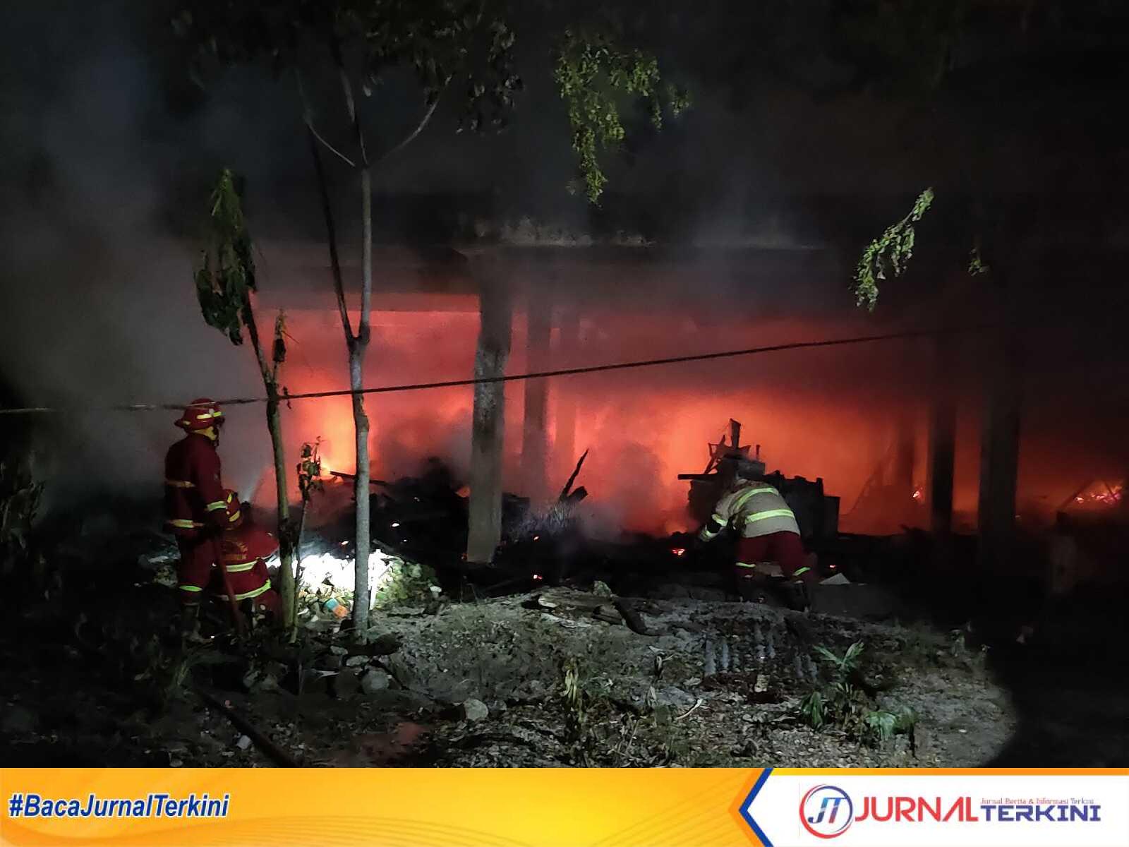 Sebuah bangunan yang berada di Jalan Sudirman, Kelurahan Baran Timur, Kecamatan Meral, Kabupaten Karimun, Kepulauan Riau dilalap si jago merah, Senin (9/10/2023). (JurnalTerkini.id/yogi(